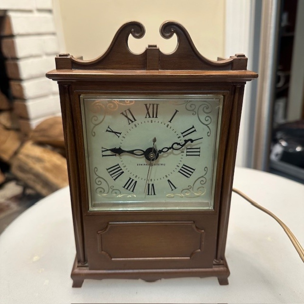 Vintage GE General Electric Wooden Mantel Clock Roman Numerals Working Cord‎